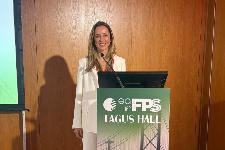 Dra. Luciana Augé no púlpito do congresso da EAFPS em Lisboa, julho de 2026